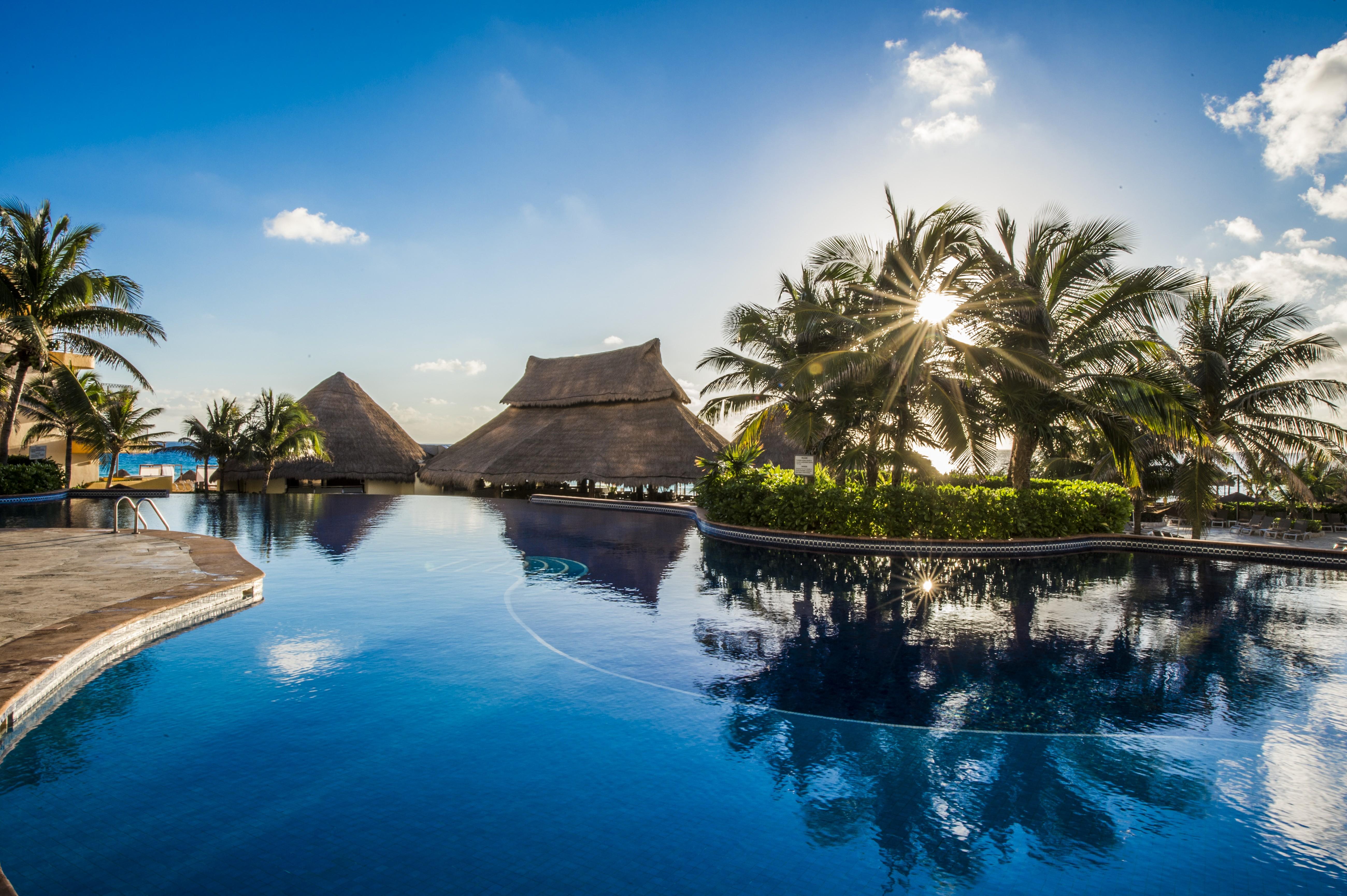 Fiesta Americana Condesa Cancun Luaran gambar The resort's main pool