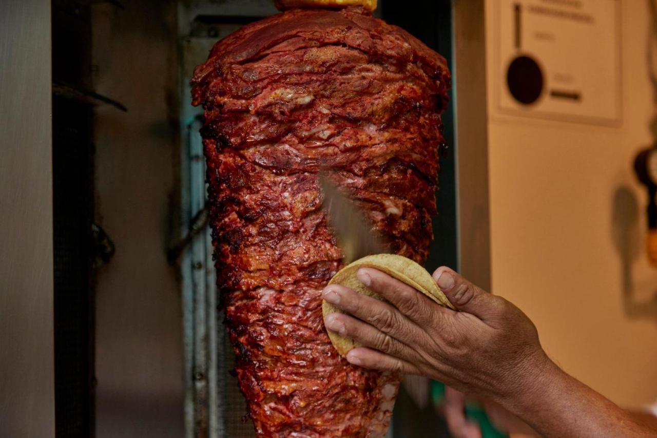 Fiesta Americana Condesa Cancun Luaran gambar Shawarma being prepared