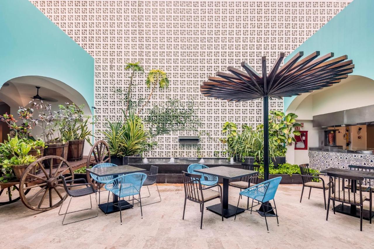 Fiesta Americana Condesa Cancun Luaran gambar The interior of the hotel