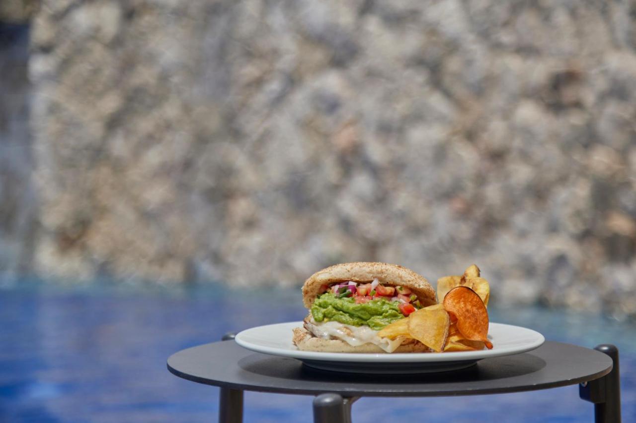 Fiesta Americana Condesa Cancun Luaran gambar A vegan burger