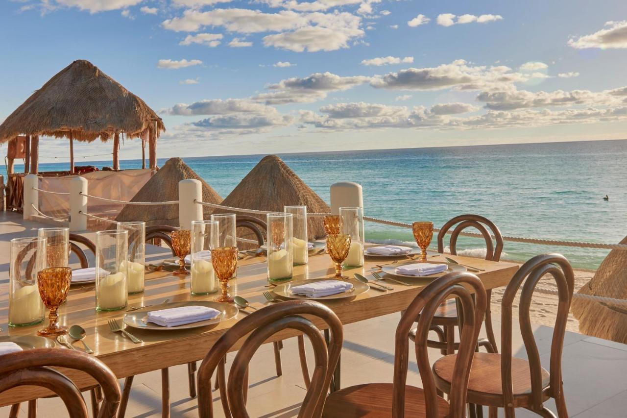 Fiesta Americana Condesa Cancun Luaran gambar Beachfront dining at the resort