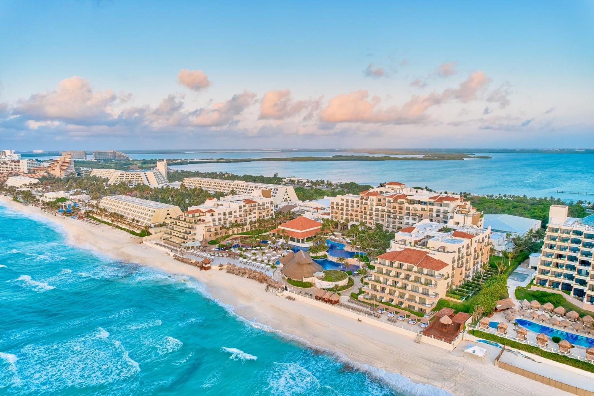 Fiesta Americana Condesa Cancun Luaran gambar Aerial view of the resort