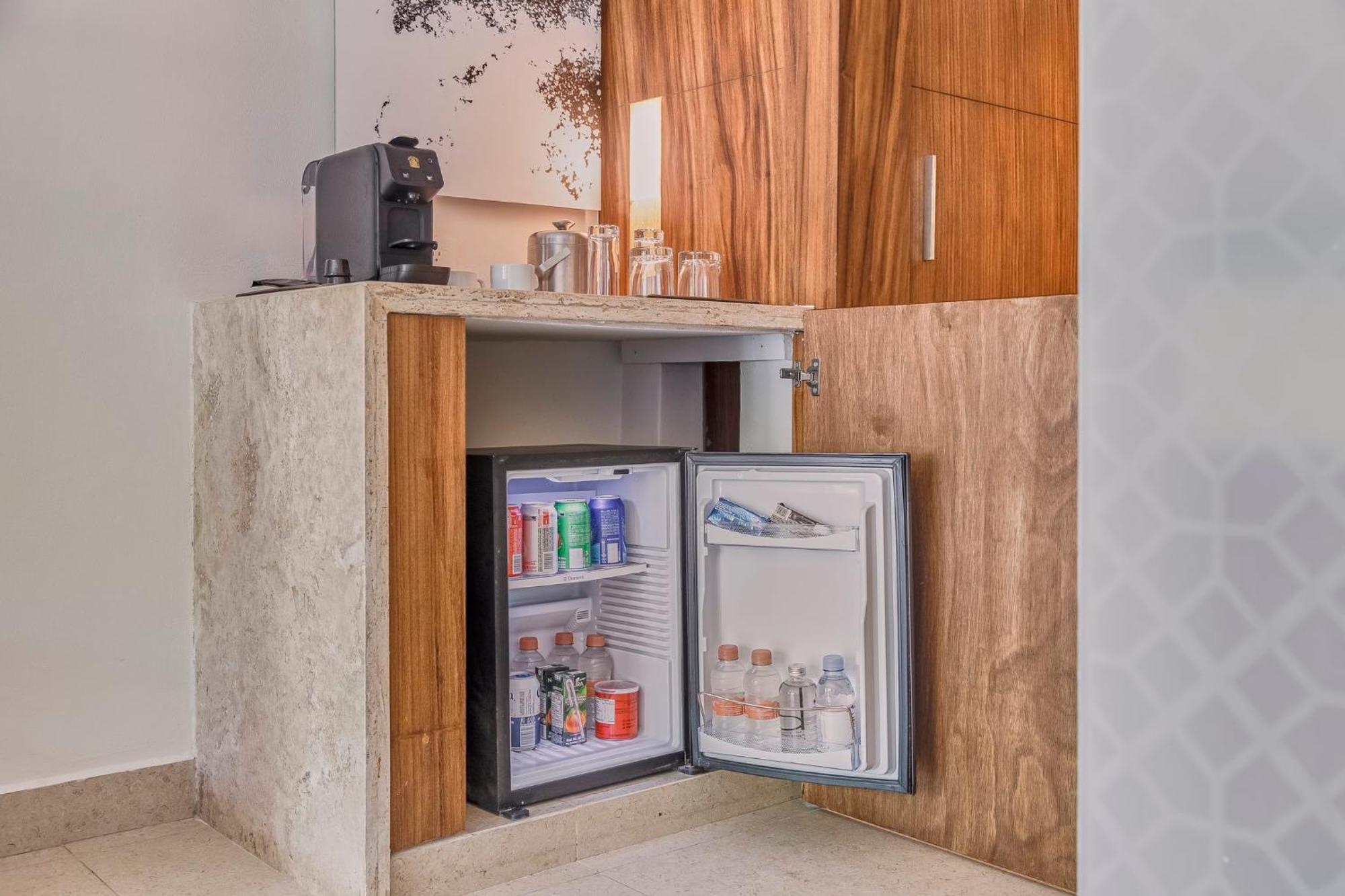 Fiesta Americana Condesa Cancun Luaran gambar A mini-bar in a hotel room